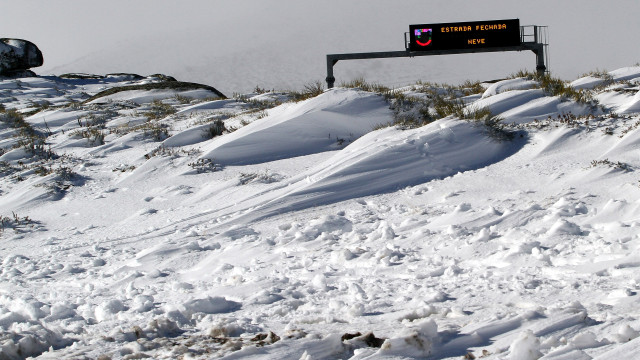Neve impede circulação na Serra da Estrela