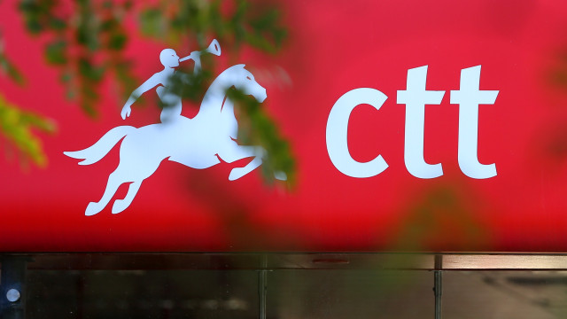 Fecho de estações dos CTT é "estratégia errada", diz ministro