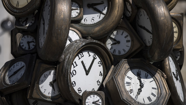 Relógios atrasam uma hora na madrugada de domingo