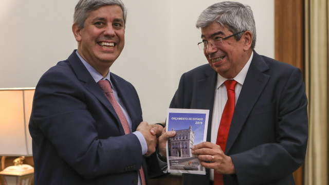 Entrega do quarto orçamento "é dia histórico" e atraso culpa da "minúcia"