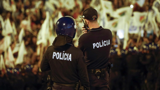 Protesto terminou mas polícias continuam em frente ao Parlamento