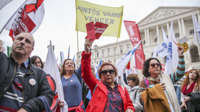 Centenas de professores protestam com orçamento como pano de fundo