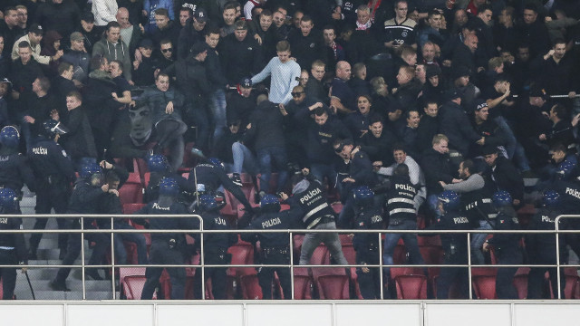 Distúrbios provocam ferido e danos em hotel após jogo Benfica-Ajax