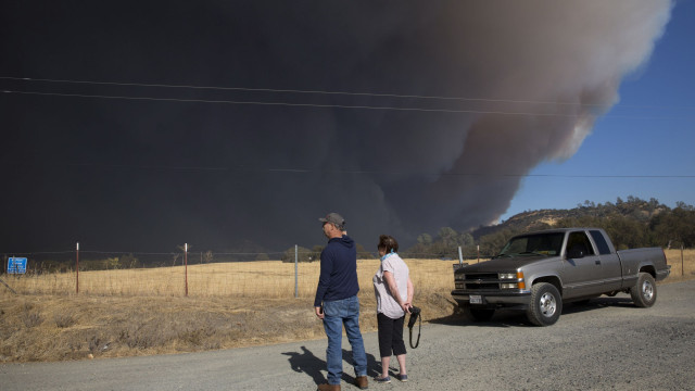 Milhares de pessoas fogem de incêndio que destruiu vila na Califórnia
