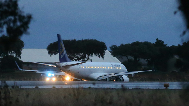 Problemas nos eixos de controlo podem explicar emergência do avião