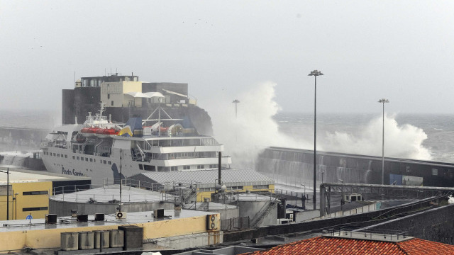 Núcleo do furacão Leslie deverá passar afastado da Madeira	