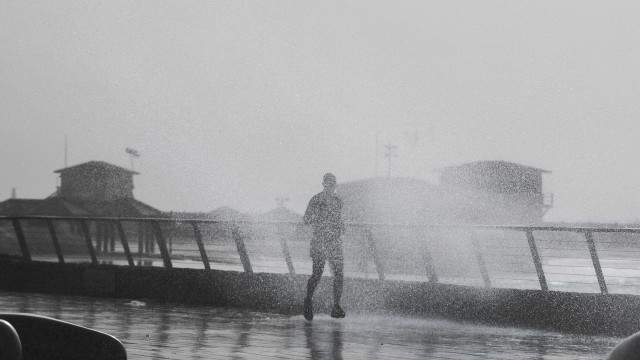 Forte agitação marítima continua e chuva pode vir acompanhada de trovoada