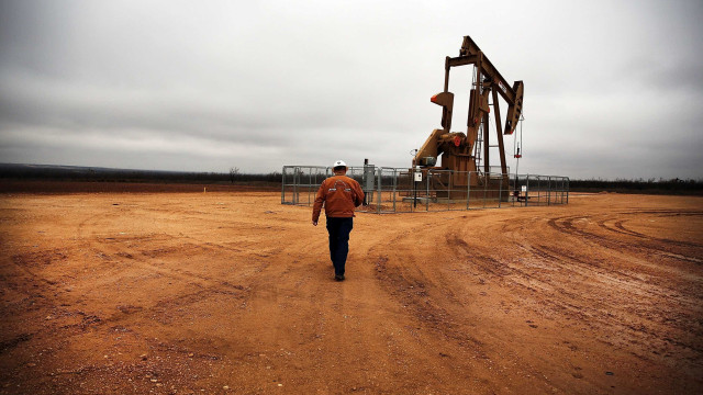 Barril de Brent abre em baixa para os 77,26 dólares