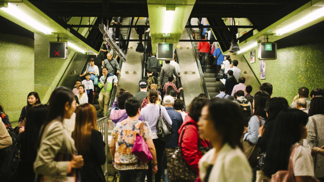 Estação de metro de Londres evacuada devido a bomba da II Grande Guerra