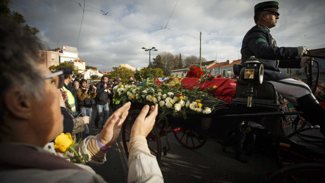 Portugueses prestaram última homenagem a Soares no Cemitério dos Prazeres