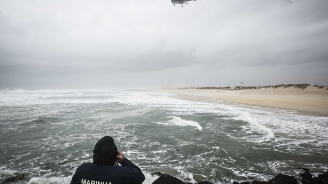 Espinho: Embarcação que naufragou foi localizada no fundo do mar