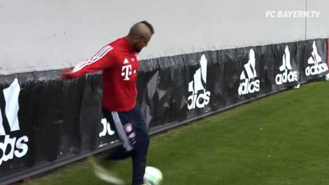 Arturo Vidal marca golo 'impossível' no treino do Bayern Munique