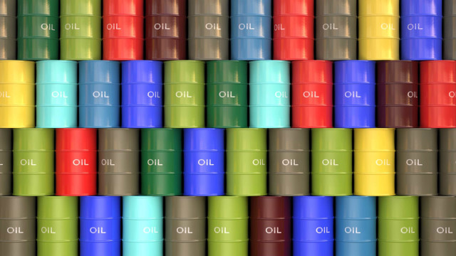 Preços do petróleo descem após EUA autorizarem países a comprarem ao Irão