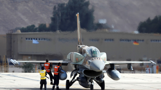 Avião aterra de emergência em Faro escoltado pela Força Aérea