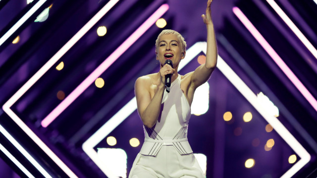 Concorrente britânica à Eurovisão respondeu com humor à invasão de palco