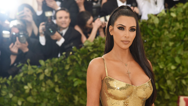 Em topless, Kim Kardashian posa com a filha mais nova e gera polémica