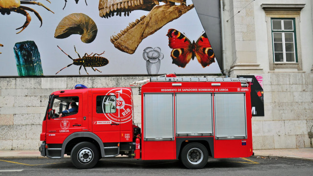 Alcatrão cede em Alcântara. Trânsito está cortado nos dois sentidos
