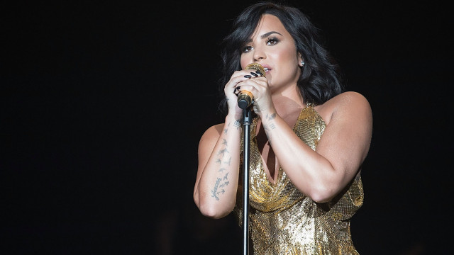 Demi Lovato vista pela primeira vez fora da reabilitação após overdose