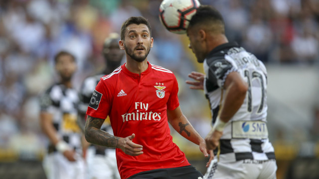 Ferreyra não convence na Luz e já há quatro clubes italianos à espreita