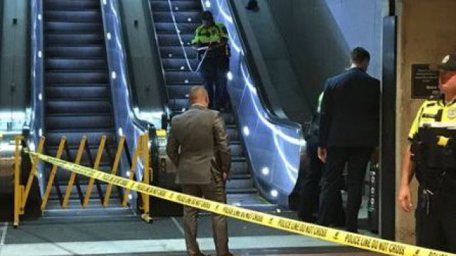 Homem em cadeira de rodas morre depois de cair de escada rolante