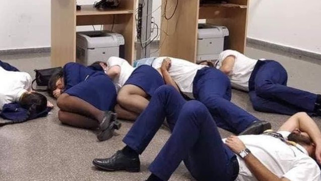 Foto de tripulantes da Ryanair a dormir no chão? Foi encenada e há vídeo