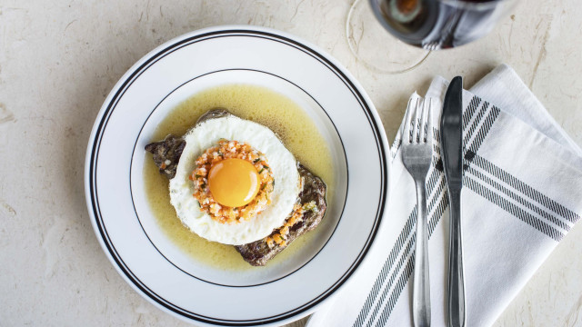 Há refeição mais portuguesa do que comer um bitoque ao Balcão?