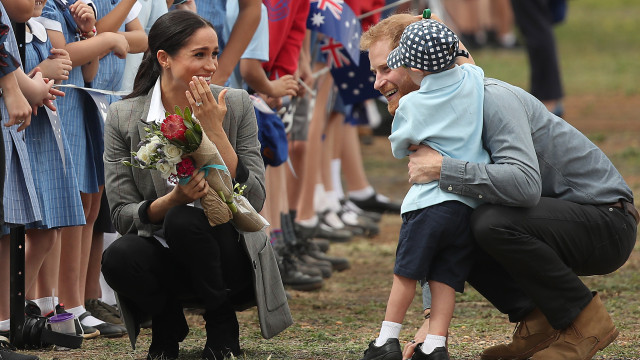 Príncipe Harry mostra lado paternal e deixa Meghan Markle 'babada'