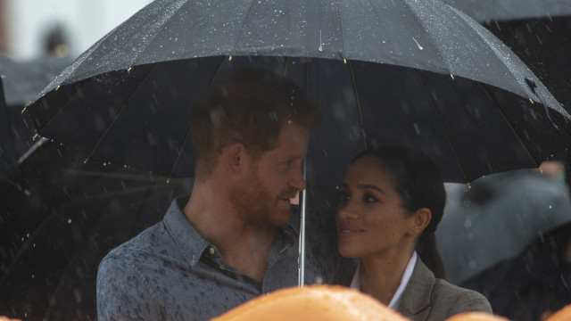 O momento adorável em que Meghan Markle tenta proteger Harry da chuva