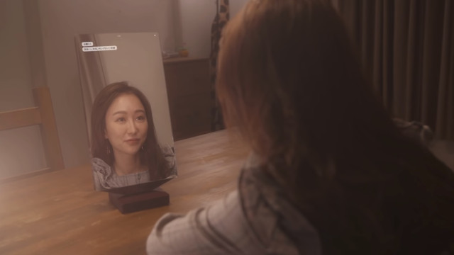 Este espelho inteligente tem sempre algo de bom para lhe dizer