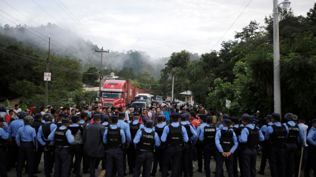 Milhares de hondurenhos saltam cordão policial e entram no México