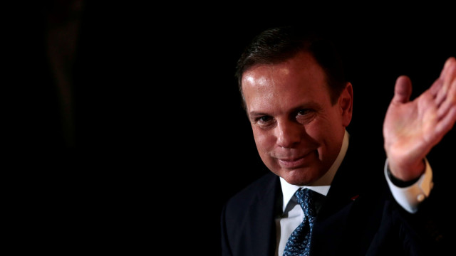 Político brasileiro associado a vídeo de orgia. Candidato alega montagem