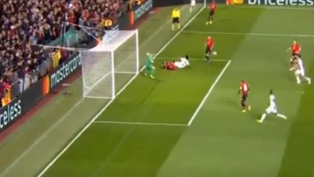 Depois de um ressalto, Dybala remata para o primeiro da Juventus