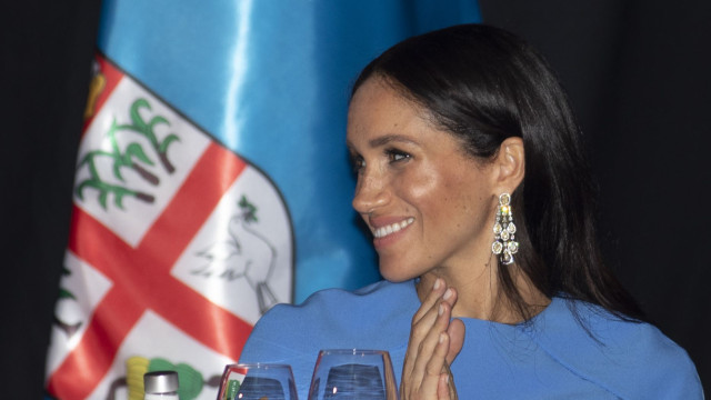 Barriguinha de Meghan Markle dá o ar de sua graça em longo vestido azul