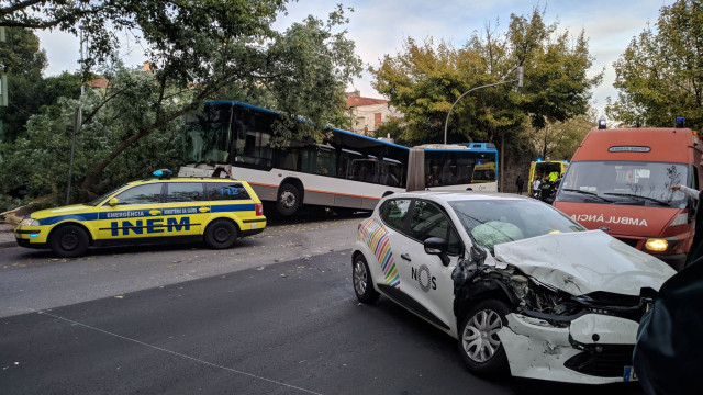 Acidente com autocarro no Porto causa onze feridos, três deles graves