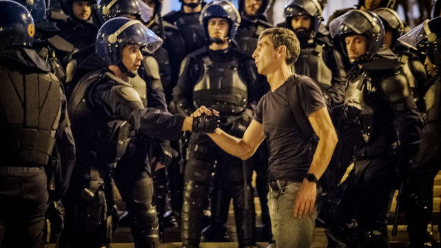 Tensão no ar e ameaças de 'invasão'. As imagens do protesto das polícias