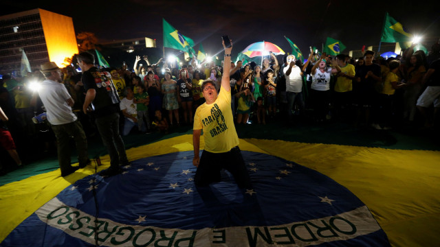 Um Brasil partido ao meio na noite em que extrema-direita chegou ao poder