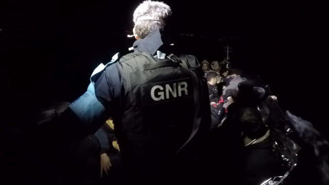 As imagens do momento em que a GNR resgatou 50 migrantes à deriva