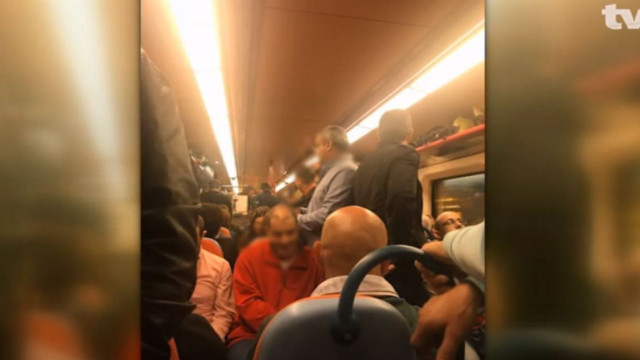 Comboios da CP circulam lotados. "Nem dá para sentar no chão"