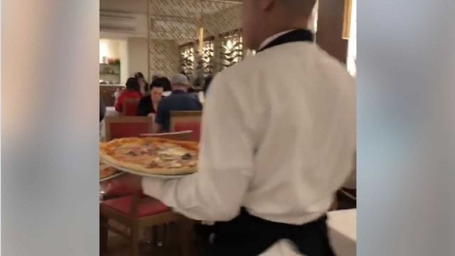 Mesmo com água pelos joelhos, nesta pizzaria não se deixa de trabalhar