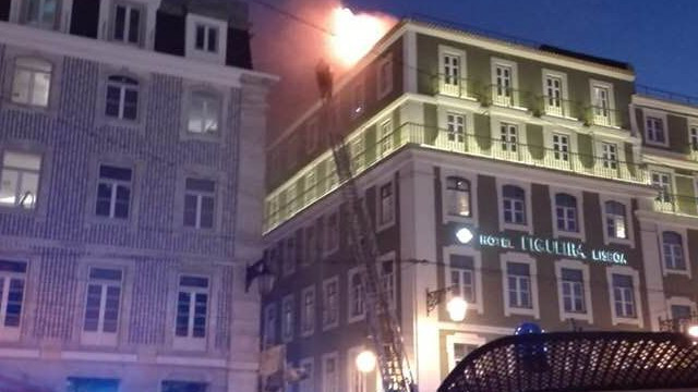Incêndio em hotel na Baixa de Lisboa faz pelo menos quatro feridos