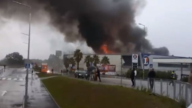 As imagens do fogo que destruiu supermercado em Viana do Castelo