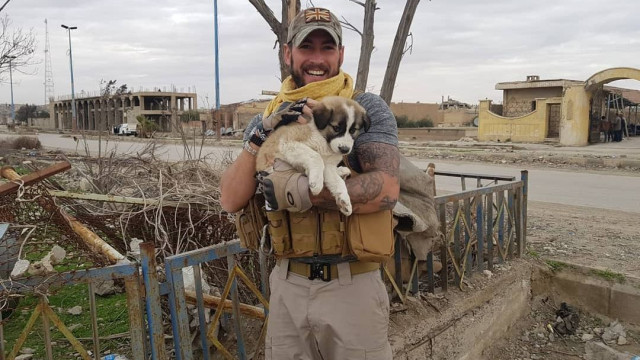 Militar reencontra-se com cadela que salvou durante guerra na Síria