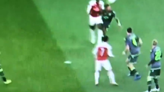 O momento da arrepiante lesão de Welbeck frente ao Sporting