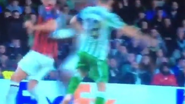 Jogador do Milan sofre entrada dura de colega e cai no chão inanimado