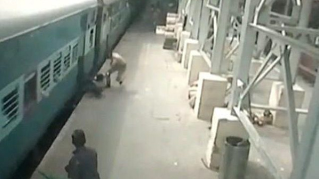 Polícia salva mulher de escorregar para debaixo de comboio na Índia