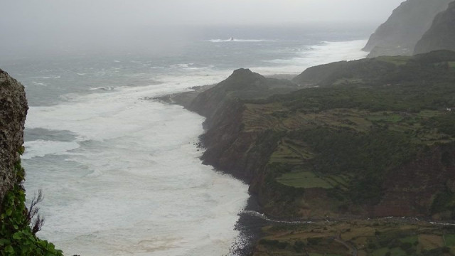 Ventos de 151 km/h e ondas gigantes. Tempestade Carlos chegou aos Açores