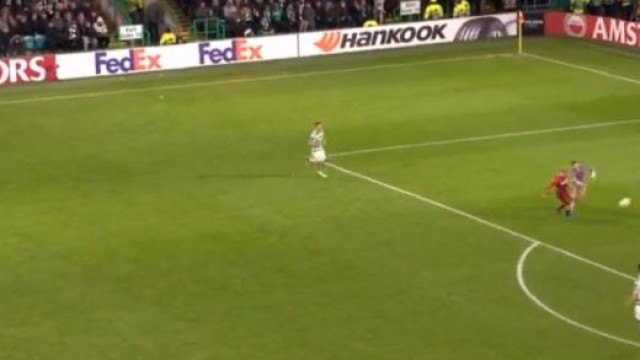 Em que estaria a pensar o guardião do Celtic? O golo que corre o mundo