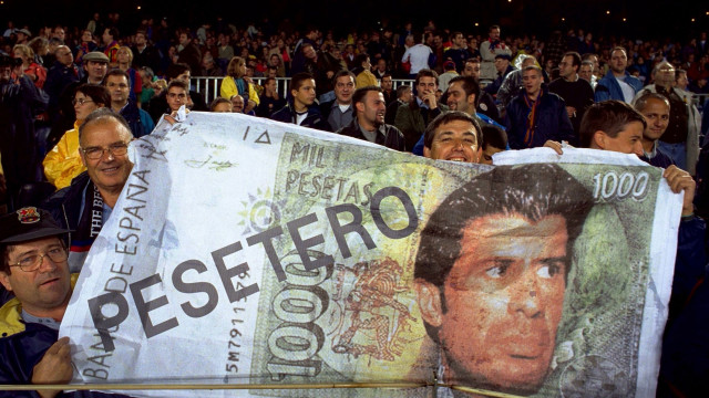 Grupo de adeptos pede retirada do nome de Figo de placa no Camp Nou