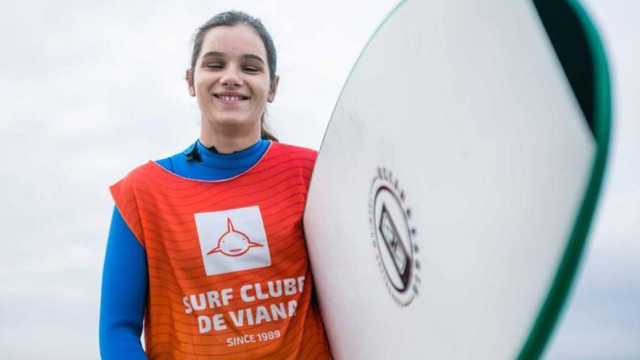 Menina cega de 13 anos escreveu uma página de bronze no surf português