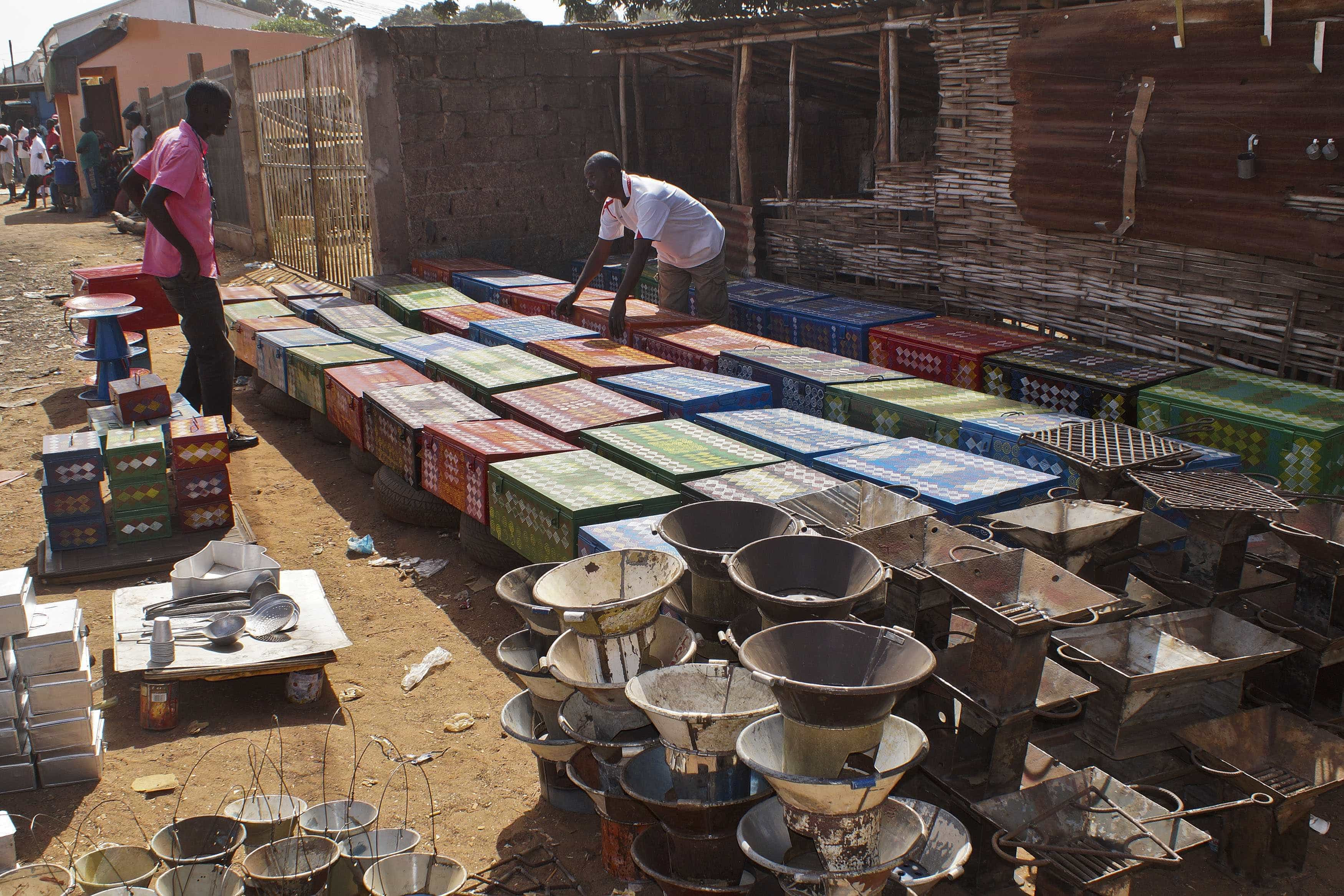 Crise na Guiné-Bissau obriga a transformar lixo em artesanato útil e colorido